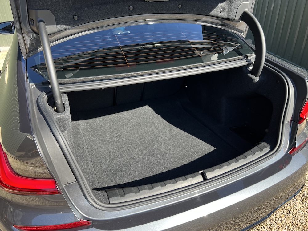 BMW 320i - Image 64
